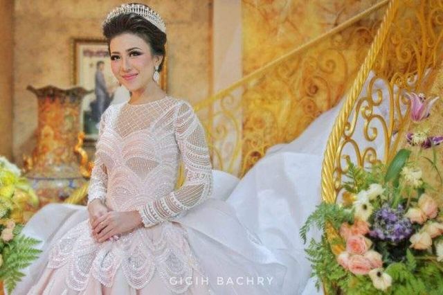 Дівчина здивувала весь світ своєю весільною сукнею- фото 273148