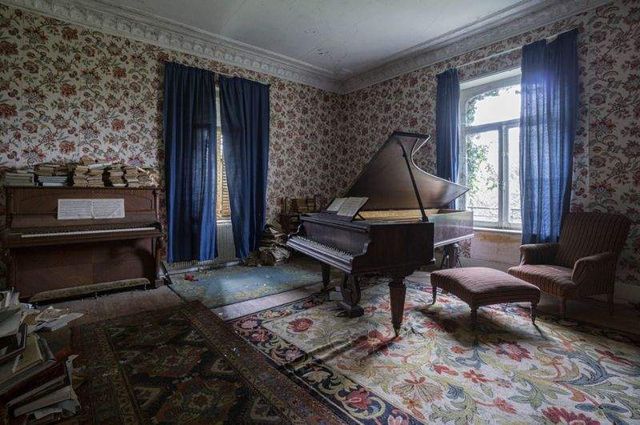 Занедбані фортепіано і роялі у загадкових знімках - фото 268194