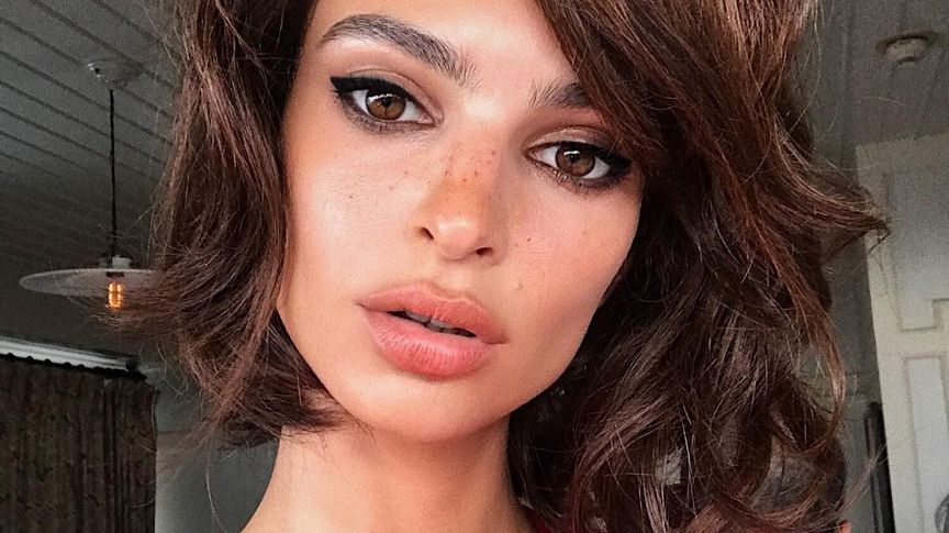 Гаряча Емілі Ратажковскі показала фото у ванній