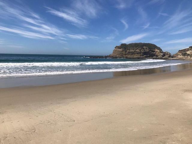 Вечорами під гуркіт музики тут влаштовують тематичні пляжні вечірки - фото 269795