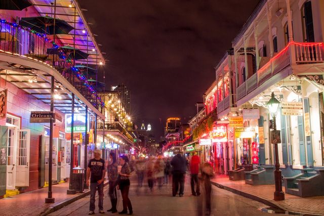 На вулиці Бурбон Стріт багато зелених насаджень - фото 270463