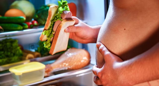 Безсоння може стати причиною ожиріння - фото 277838