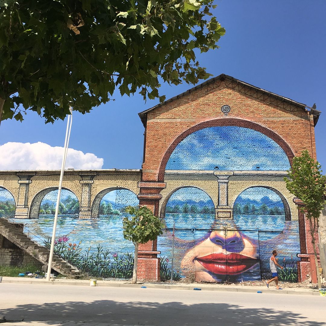 Художник розмальовує звичайні споруди в Європі: яскраві фото