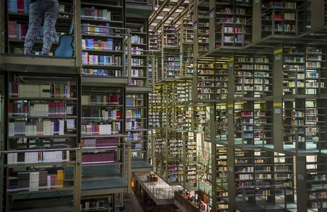 Ефектна бібліотека у Мехіко - фото 279180