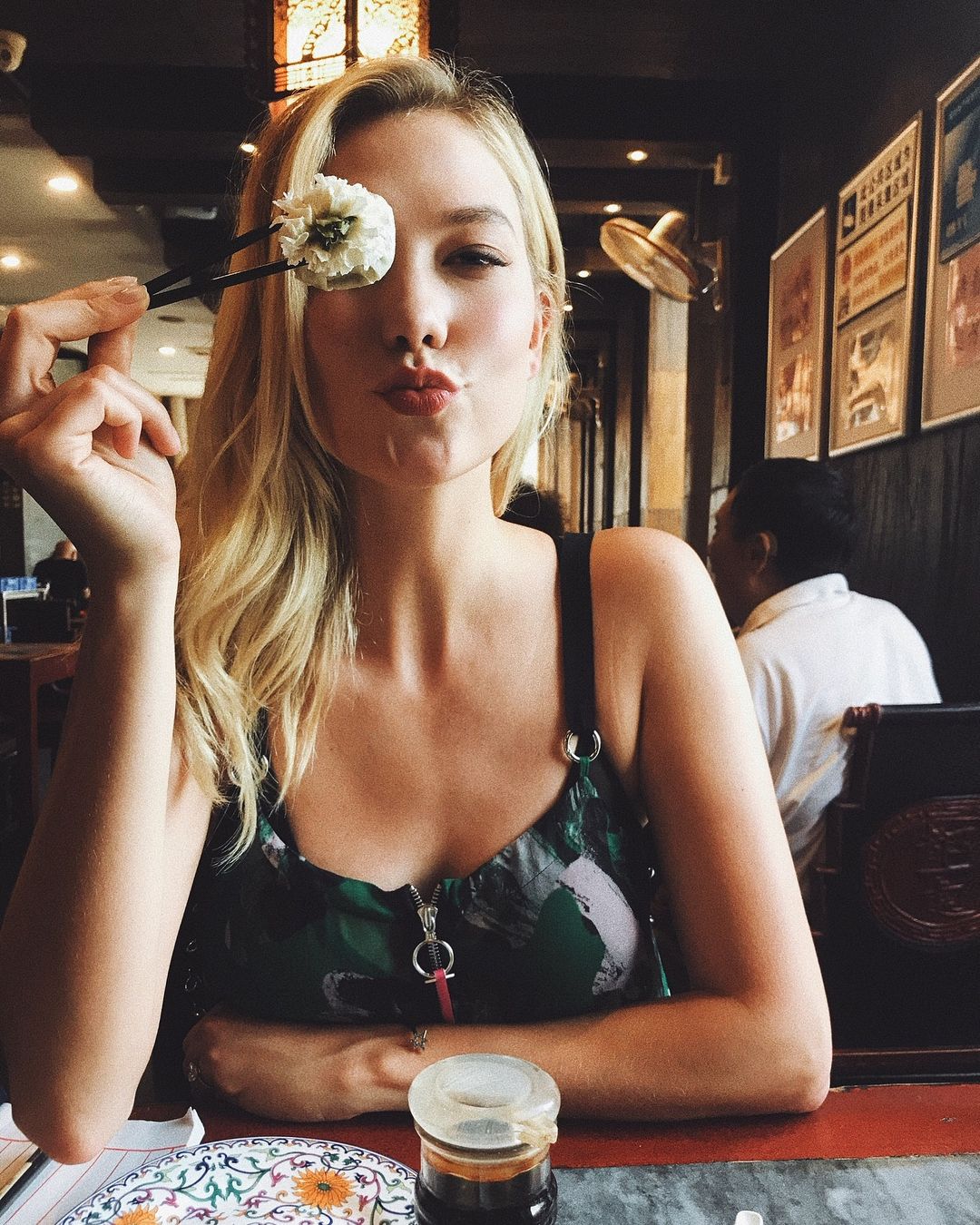 Розкішна Карлі Клосс показала ідеальні форми