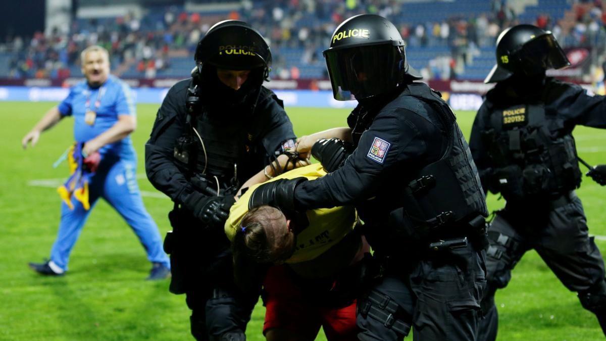 Збірну України знову покарали за поведінку фанів