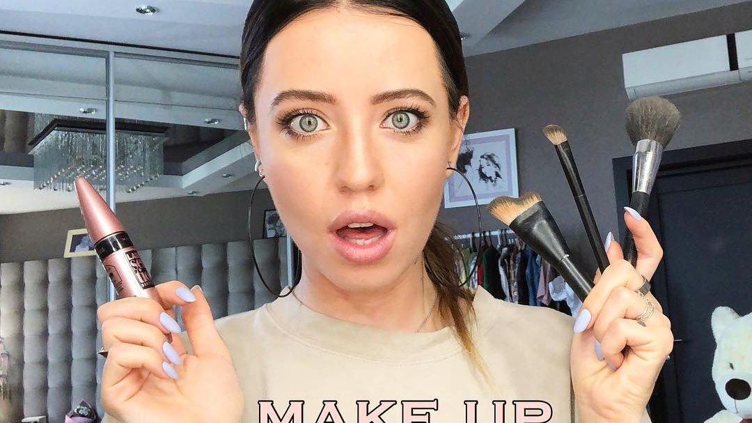 Дівчина з'явиться у Vogue Ukraine в яскраво-червоному сексуальному платті - фото 1