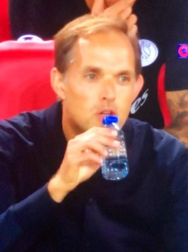 Тренера ПСЖ висміяли через розмір його пляшечки- фото 277270