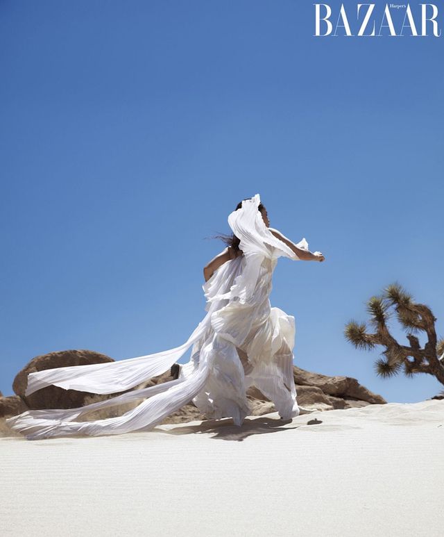 Зої Кравіц знялася в ефектній фотосесії з вовками - фото 275950