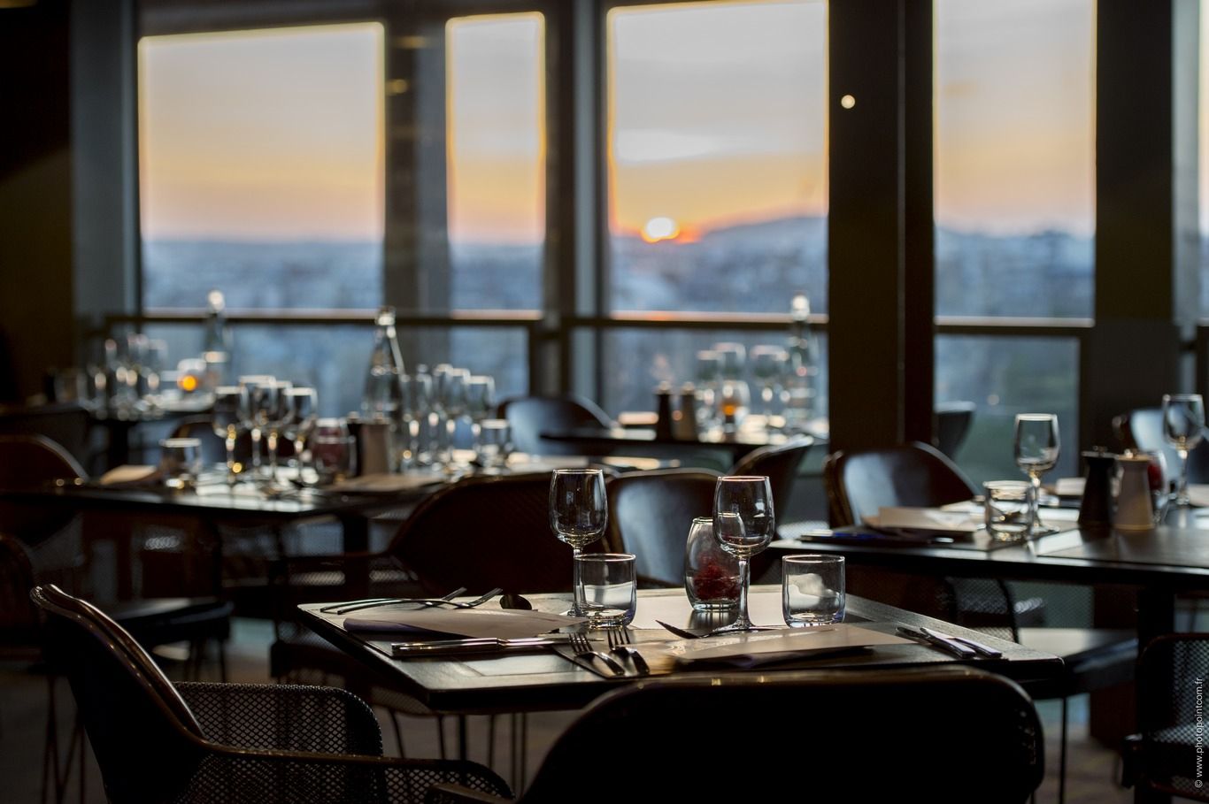 В Індонезії чоловікам і жінкам заборонили обідати разом