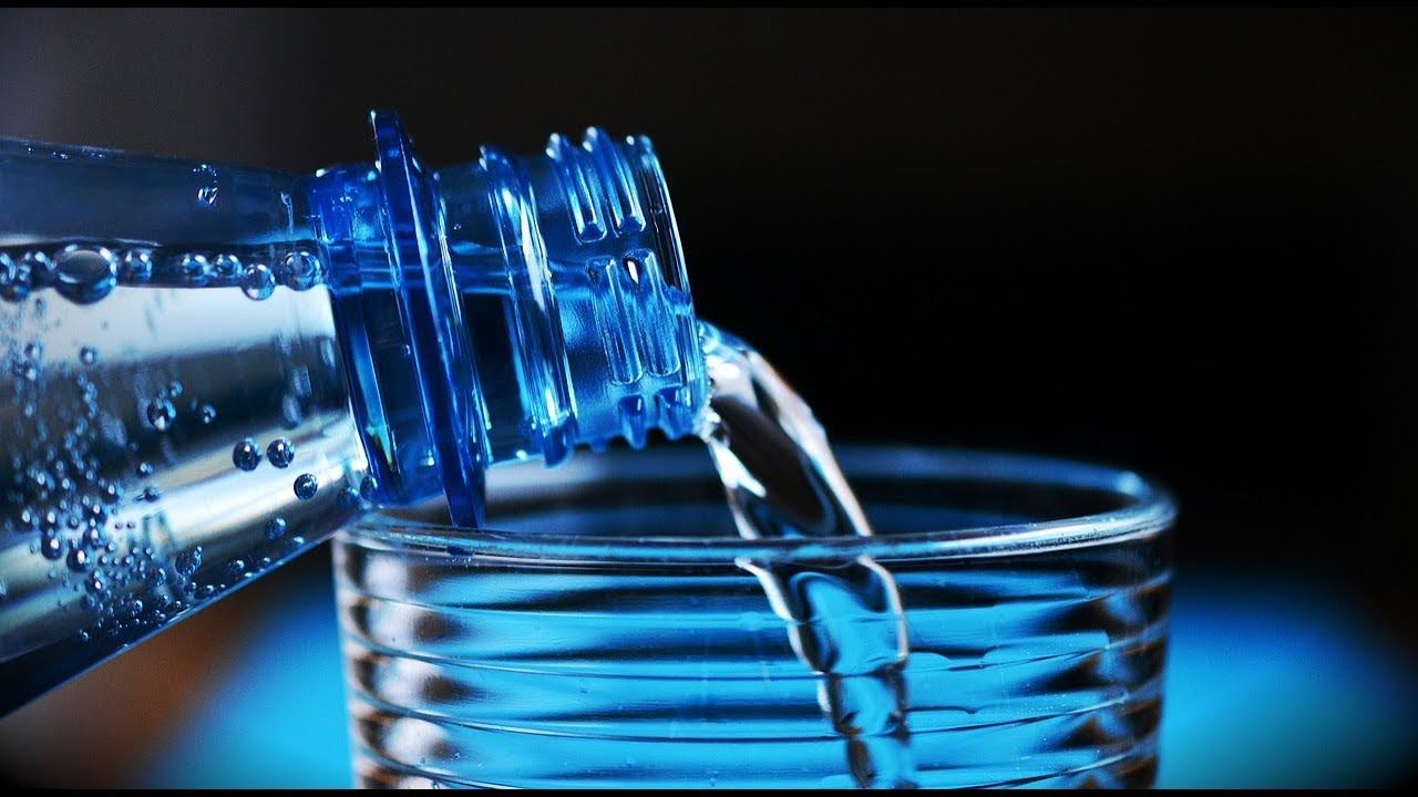 Лікарі не рекомендують пити воду з пластику