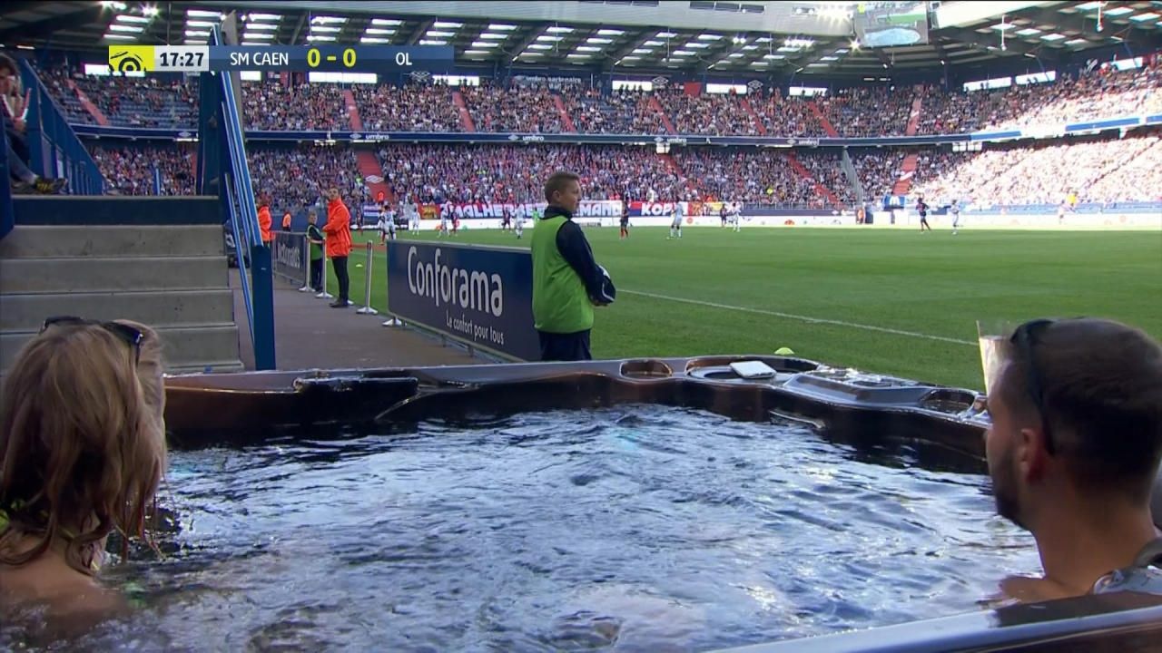 На стадіоні Франції можна дивитися футбол у джакузі