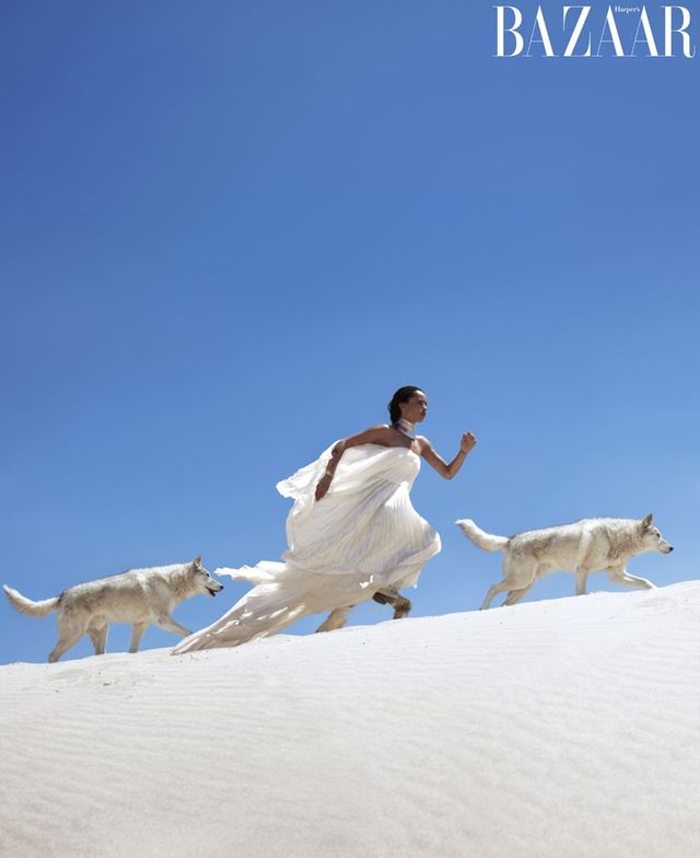 Зої Кравіц знялася в ефектній фотосесії з вовками - фото 275949