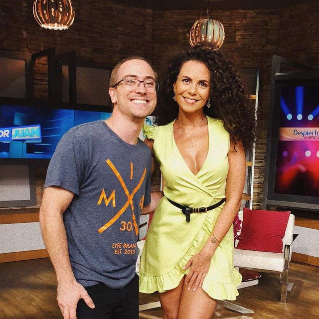 Настя Каменських похвалилася формами у відвертій сукні- фото 278497