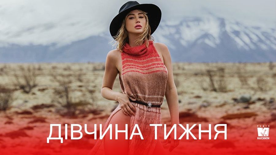 Гаряча мандрівниця Сара Андервуд, яка спокусливим тілом привертає увагу до природних чудес