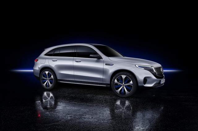 Mercedes-Benz представив електрокросовер EQ C - фото 274403