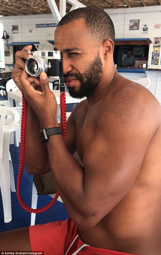 Ешлі Грем на відпочинку з чоловіком - фото 277251