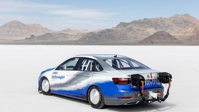 Volkswagen Jetta встановив рекорд швидкості в Бонневіллі - фото 276847