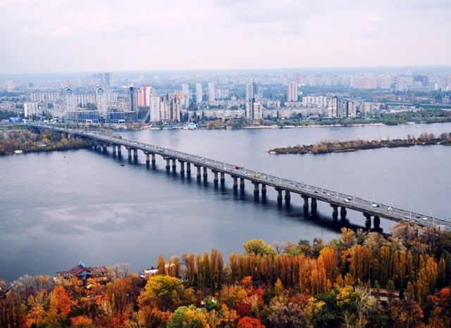 У Києві міст Патона перетворився у водоспад: з’явилося відео