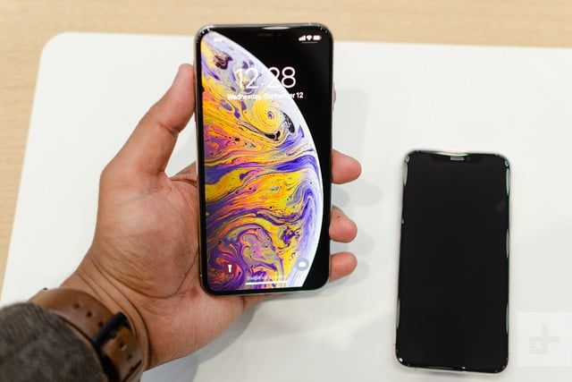 Користувачеві продали iPhone XS Max з дефектним екраном: фотофакт