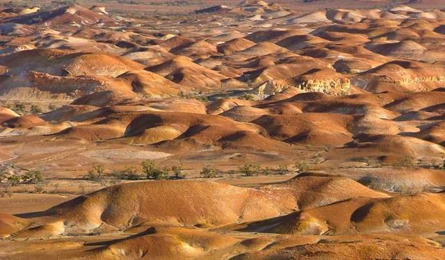 Як виглядає унікальне шахтарське містечко посеред пустелі- фото 274222
