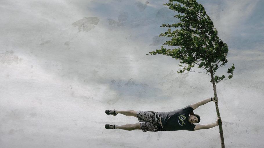 Репортера запідозрили у фейковій "боротьбі" з вітром у прямому ефірі: курйозне відео