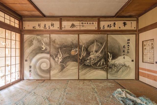 Фотограф показує закинуті будівлі Японії - фото 274901