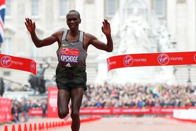 Cпортсмен Еліуд Кіпчоґе встановив світовий рекорд - фото 276215