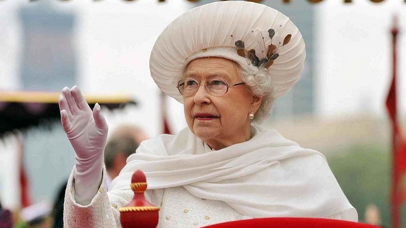 У гардеробі королеви Єлизавети II знайшли цікаву закономірність