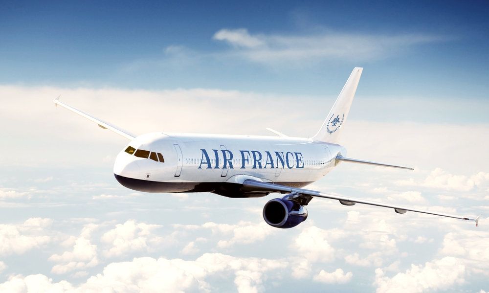 Літак Air France здуло вітром з посадкової смуги в Англії: епічне відео