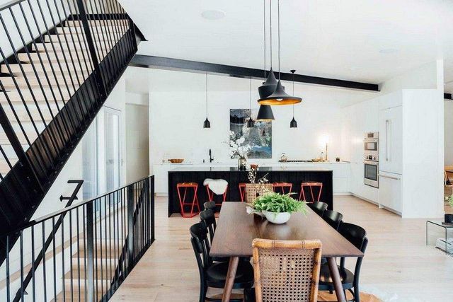 У лісі звели унікальний двоповерховий будинок- фото 275698