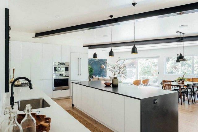 У лісі звели унікальний двоповерховий будинок- фото 275695