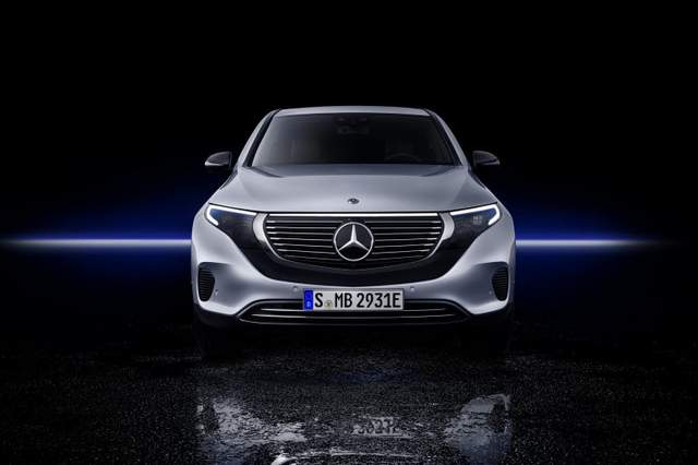 Mercedes-Benz представив електрокросовер EQ C - фото 274402