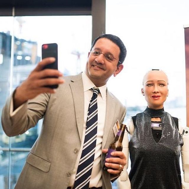 Робот Софія їде до України - фото 275444