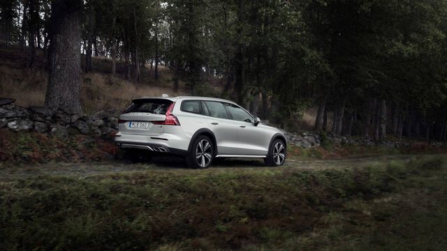 Volvo показала новий V60 Cross Country - фото 278289