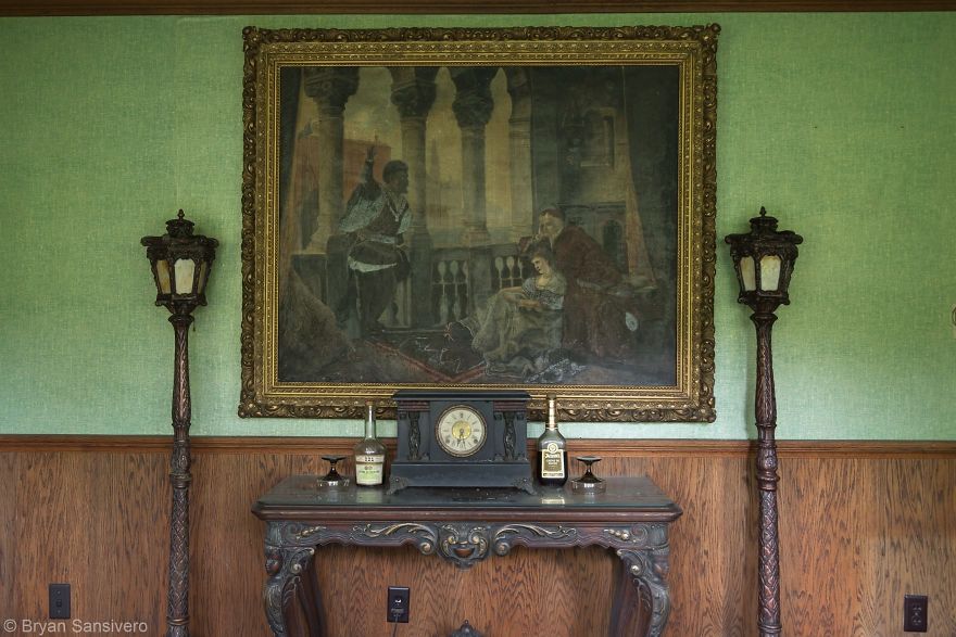 Фотограф знайшов покинутий дім, і ось що було всередині