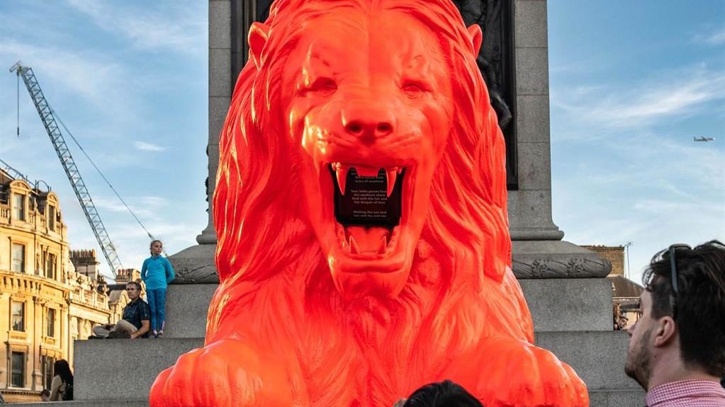 У Лондоні скульптура лева складає вірші