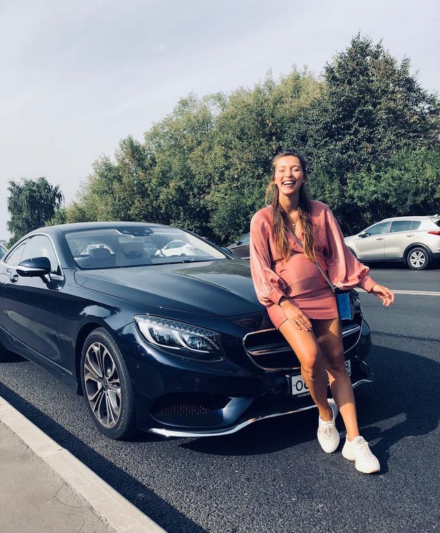 Регіна Тодоренко на всю світить своїм вагітним животом - фото 276161