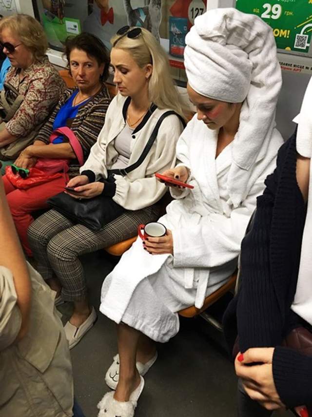 У метро Києва люди їздять у банних халатах- фото 276845