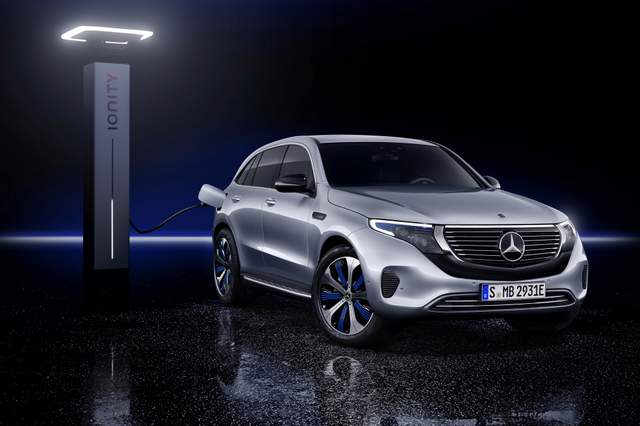 Mercedes-Benz представив електрокросовер EQ C - фото 274407