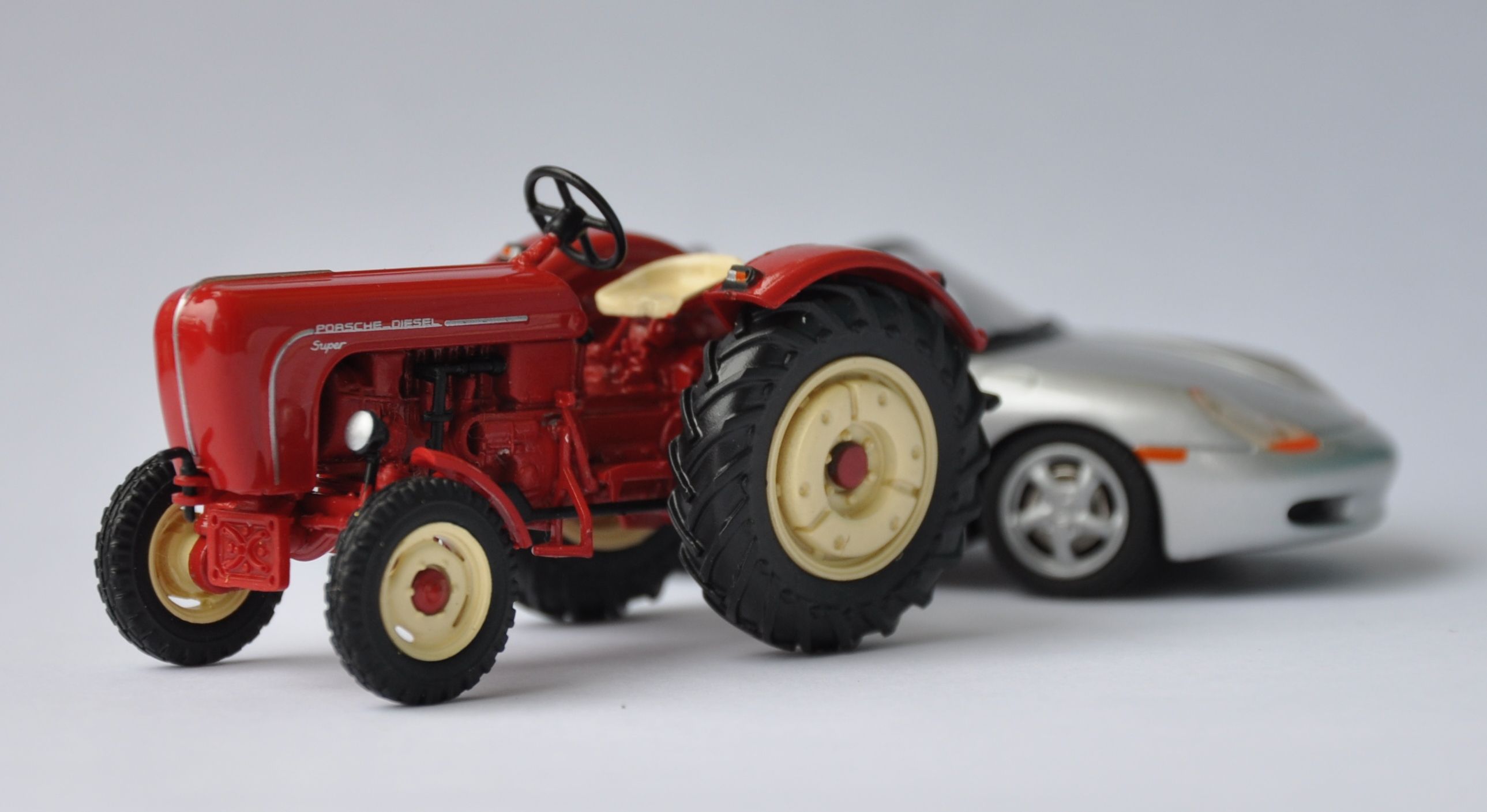 У Каліфорнії проведуть перегони тракторів Porsche