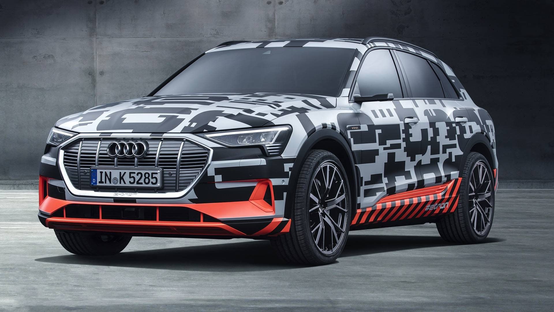 Audi показала новий тизер першого електричного кросовера E-Tron