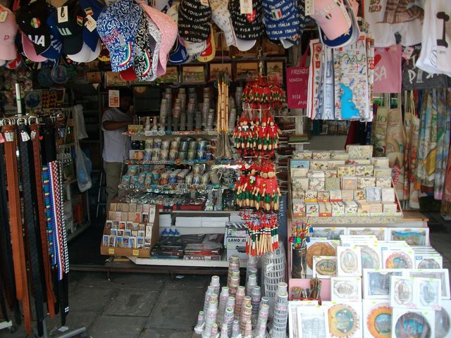 У неділю може працювати кожен четвертий магазин - фото 275413