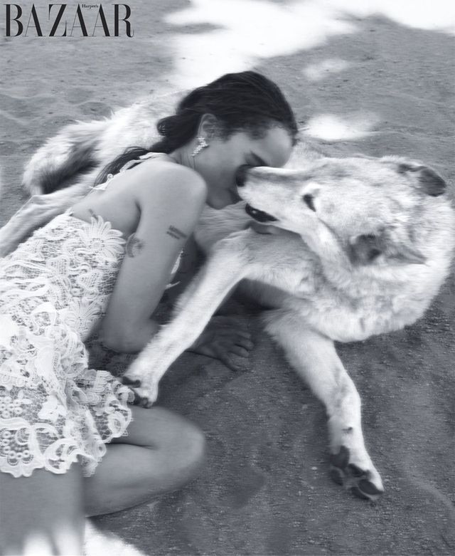 Зої Кравіц знялася в ефектній фотосесії з вовками - фото 275952