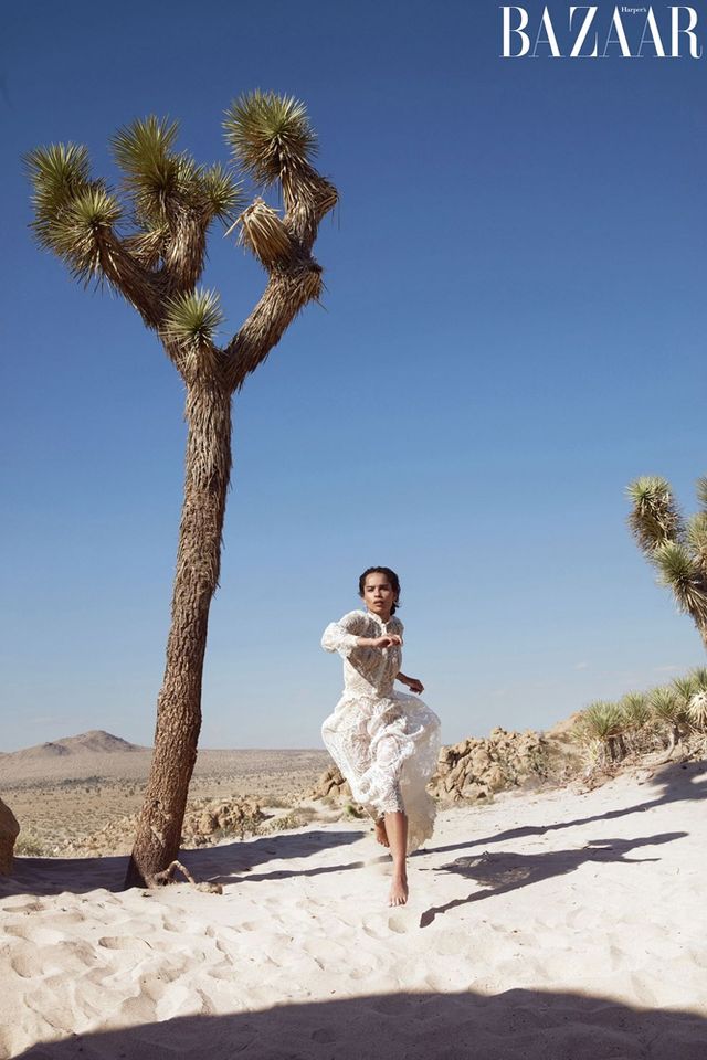 Зої Кравіц знялася в ефектній фотосесії з вовками - фото 275953