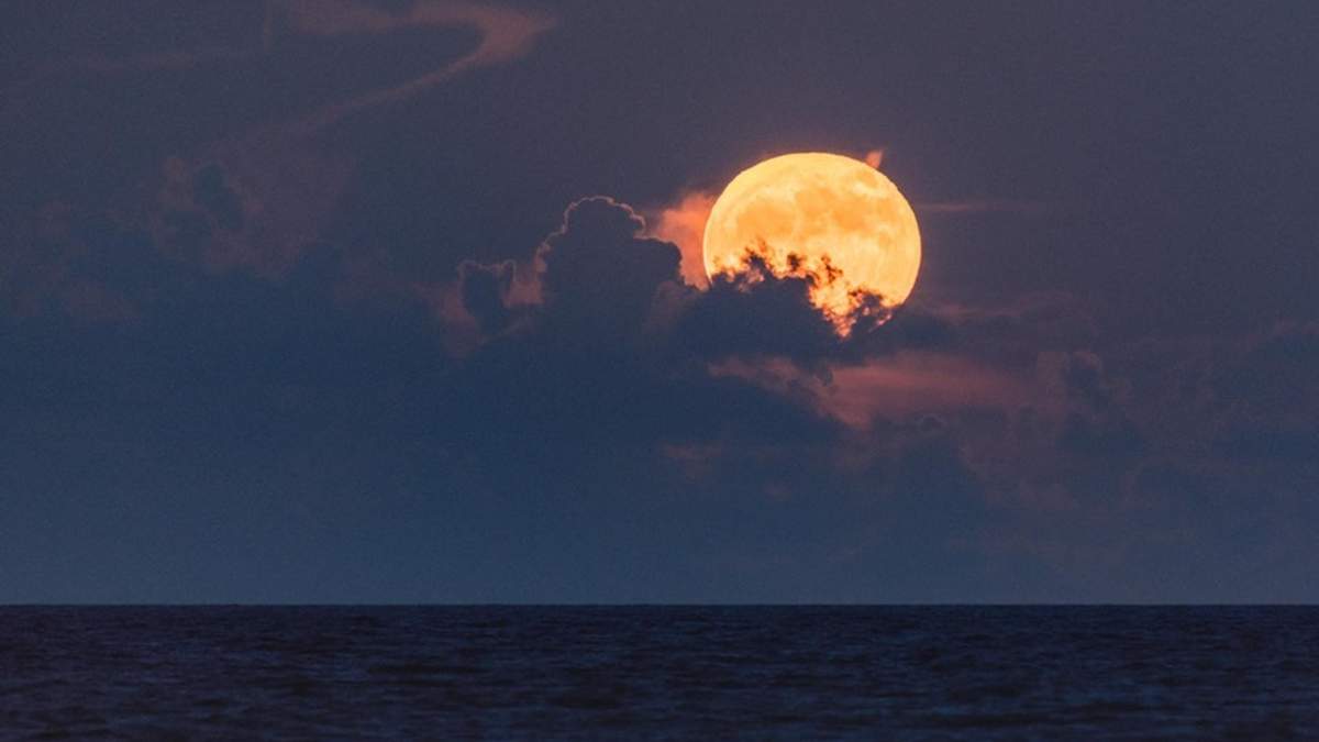 Палаючий місяць над океаном - фото 1