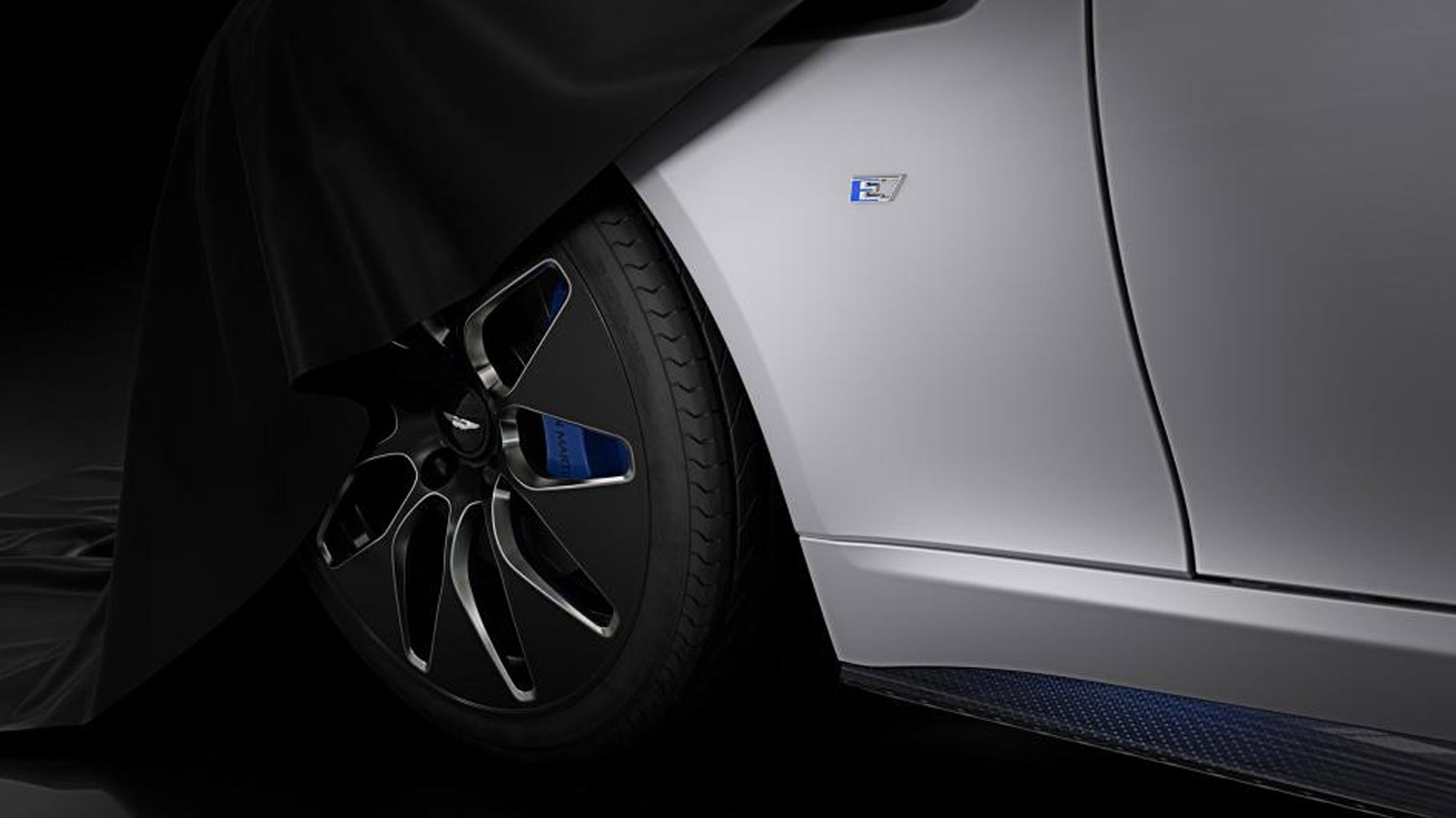 Опубліковані перші тизери електричного суперкара Rapide E від Aston Martin