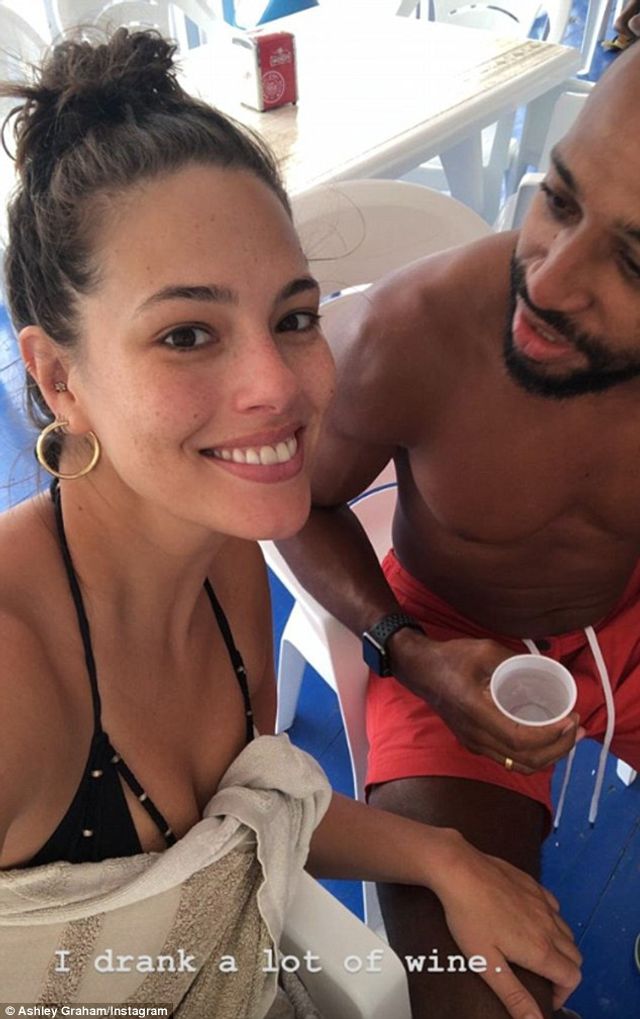 Ешлі Грем на відпочинку з чоловіком - фото 277252