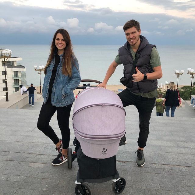 Слава Камінська подарувала Ігорю Кузьменку дитячу каляску - фото 276162