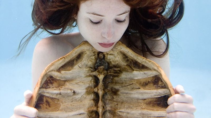 Фотограф створює неймовірні портрети під водою